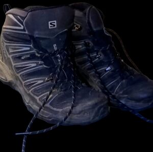 Salomon size 8 1/2 Mens 9 12 women's hiking shoe/work shoes.